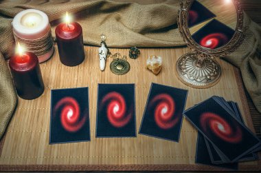 Falcının masasında tarot kartları var. Gelecek okuma konsepti.