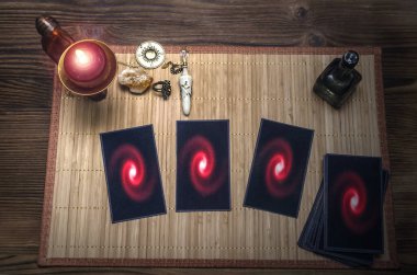 Falcının masasında tarot kartları var. Gelecek okuma konsepti.