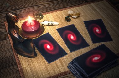 Falcı masasında mum ışığında tarot kartları. Gelecek okuma konsepti.