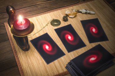 Falcı masasında mum ışığında tarot kartları. Gelecek okuma konsepti.