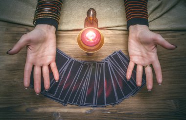 Tarot kartları ve falcı. Gelecek okuma konsepti.