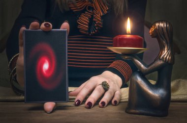 Tarot kartları ve falcı. Gelecek okuma konsepti.