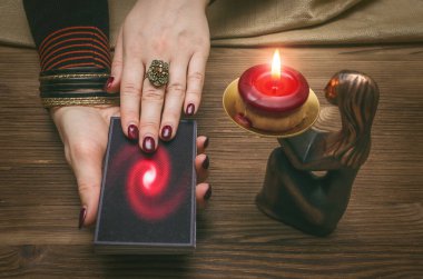 Falcı masasında tarot kartları. Gelecek okuma konsepti. Öngörü.