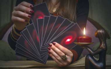 Tarot kartları ve falcı. Gelecek okuma konsepti.