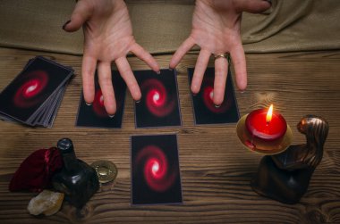 Falcı masasında tarot kartları. Gelecek okuma konsepti. Öngörü.