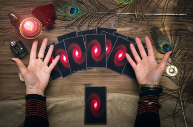 Tarot kartları ve falcı. Gelecek okuma konsepti.