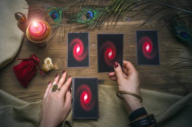 Tarot kartları ve falcı. Gelecek okuma konsepti.