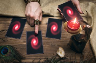 Falcı masasında tarot kartları. Gelecek okuma konsepti. Öngörü.