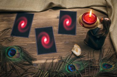 Falcı masasında tarot kartları. Gelecek okuma konsepti. Öngörü.