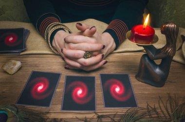 Falcı masasında tarot kartları. Gelecek okuma konsepti. Öngörü.