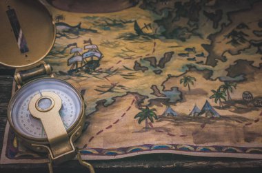 Hazine haritası ve pusula yakın plan fotoğraf. Altın avı.