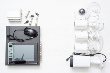 Beyaz düz arka plandaki CCTV kameraları ve video izleme ekipmanları.