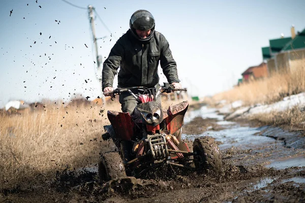 Kirli kırsal yolda bisiklete binen bisikletli..