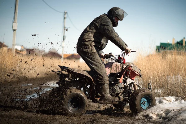 Kirli kırsal yolda bisiklete binen bisikletli..