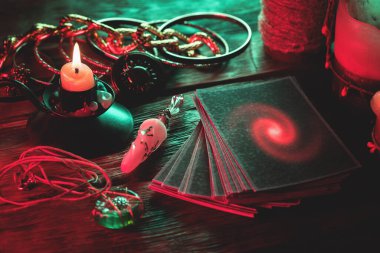 Eski masa arkasında Tarot kartları destesi.