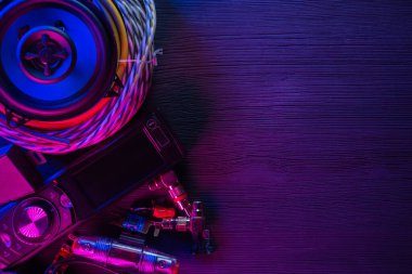 Neon lambaların arkasındaki masada bir araba ses ekipmanı var..