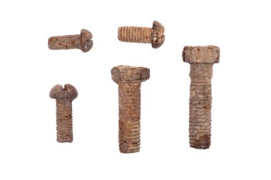 Beyaz arkaplanda izole edilmiş eski paslı cıvatalar.