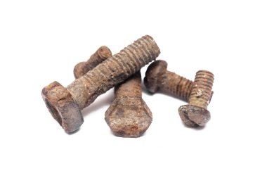 Beyaz arkaplanda izole edilmiş eski paslı cıvatalar.