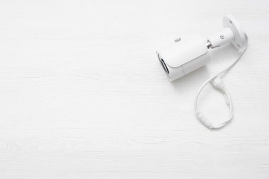 Beyaz arkaplanda kopyalama alanı olan modern beyaz güvenlik kamerası.