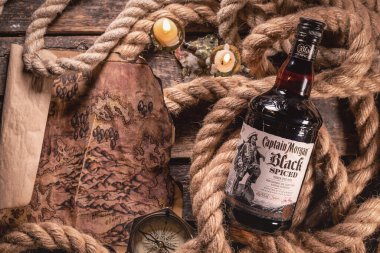 Moskova, Rusya 25 Haziran 2020: Lüks Rum Kaptan Morgan şişesi eski ahşap masa arkasında.