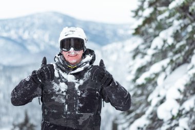 Bir snowboardcu iyi niyet gösterisi yapıyor..
