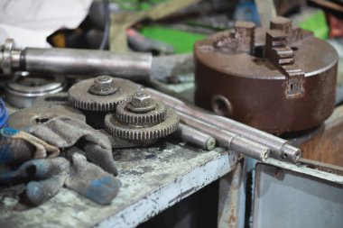 Arka planda çeşitli ayrıntıları olan bir çevirme tezgahı.