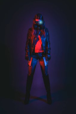 Silah konsepti olan bir siber punk kızı..