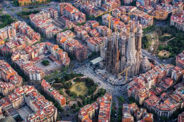 Barcelona hava görünümünü, Eixample yerleşim bölgesi ve Sagrada Familia Bazilikası, İspanya
