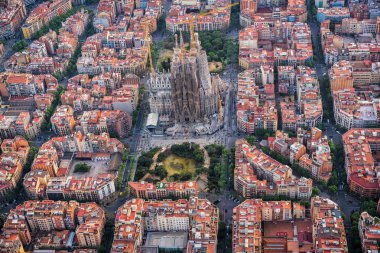 Eixample yerleşim bölgesi ve Sagrada Familia Bazilikası, Barselona, İspanya, havadan görünümü