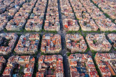Barcelona hava üstten görünüm, Eixample konut ünlü kent kılavuz, İspanya. Geç öğleden sonra ışık