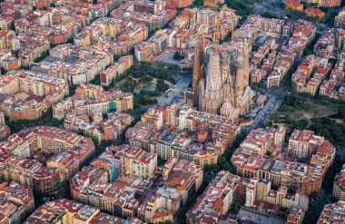 Eixample yerleşim bölgesi ve Sagrada Familia Bazilikası, Barselona, İspanya, havadan görünümü