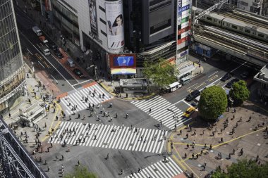 Tokyo, Japonya - Nisan 2017 yaklaşık: Yaya kapış yaya geçidi Shibuya içinde Tokyo. Dünyanın en yoğun crosswalks olmak ünlüdür