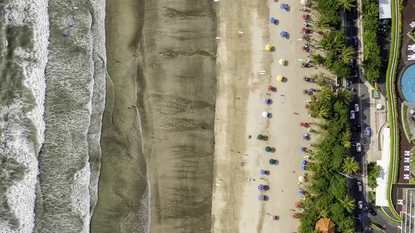 バリのビーチで休んでいる人々の航空写真 — ストック写真