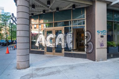 Chicago, IlLINOIS - 31 Mayıs 2019: Chicago 'da polise karşı düzenlenen gösteriler sonrasında kırık camlı Chase Bank şubesinin ön girişi ve grafiti.