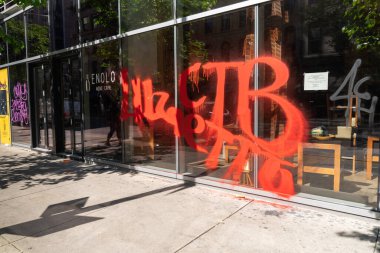 Chicago, IlLINOIS - 31 Mayıs 2019: Polis karşıtı gösteriler sonrasında dükkan önü hasarlı ve grafiti dolu Chicago sokakları