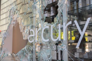 Chicago, IlLINOIS - 31 Mayıs 2019: Protestocuların Şikago 'da polise karşı yürüttüğü gösteriler sonrasında kırılan pencere önü  