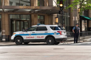 Chicago, IlLINOIS - 31 Mayıs 2019: Protestolar bir gecede Şikago 'daki ayaklanmalara dönüştükten sonra Nordstrom mağazasının girişindeki polis arabası.