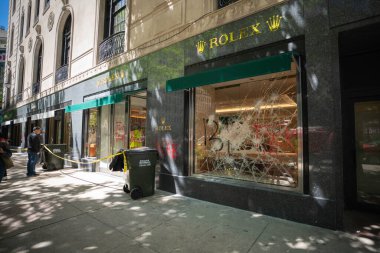 Chicago, IlLINOIS - 31 Mayıs 2019: Şikago Michigan Bulvarı 'nda vandalizm eylemi olarak kırılan mağaza camları. Geceler süren kargaşa ve kargaşadan sonra Rolex mağazası