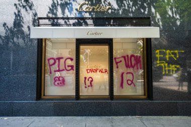 Chicago, IlLINOIS - 31 Mayıs 2019: George Floyd protestoları için Chicago 'nun adaletinden sonra Cartier mağaza vitrinini grafiti ile tahrip etti  