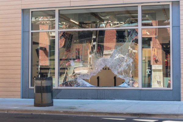 Chicago Illinois Maj 2019 Brutna Fönsterskyltar Efter Demonstranter Demonstrerar Mot — Stockfoto