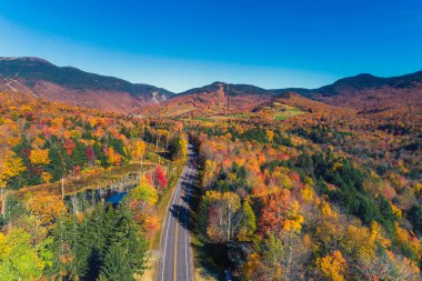 Stowe, Vermont 'taki kayak merkezine giden yol. Sonbahar manzaralı hava görünümü