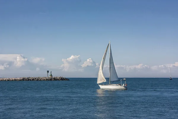 Лодка Стоящая Мели Море Побережья Готова Причаливанию — стоковое фото