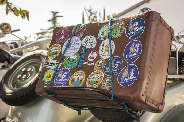 Maleta Vintage Atada Portaequipajes Una Historia Vespa Emblema Las Tradiciones — Foto de Stock