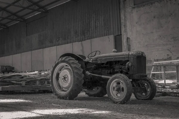 Velho Tractor Abandonado Num Barracão Cheio Poeira Sujeira Deixada Para — Fotografia de Stock