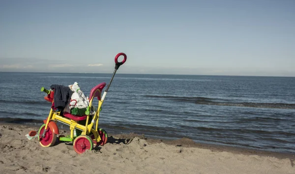 Triciclo Colorato Incustodito Sulla Spiaggia Piena Estate Ricorda Infanzia Che — Foto Stock