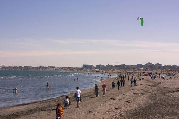 North Italy Beach Filled Tourists Locals Enjoy Day Mild Climate — Stock Photo, Image