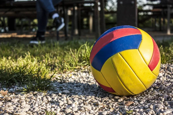 Voleybol Duraklayan Bir Oyuncunun Bacakları Spor Açık Hava Oyunlarının Eğlencesi — Stok fotoğraf