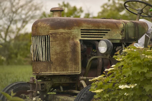 Vecchio Trattore Vintage Usurato Con Segni Del Tempo Campo Pronto — Stock Photo, Image