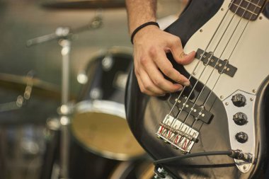 Canlı bir rock konserinde gitar çalan bir basçının ayrıntıları..
