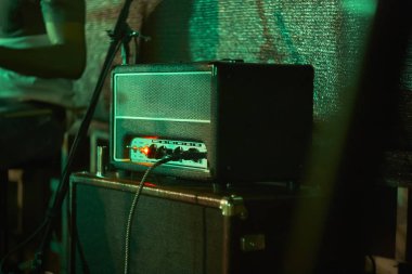 Ayrıntılı bir elektro gitar amp bir canlı kaya konser devam.